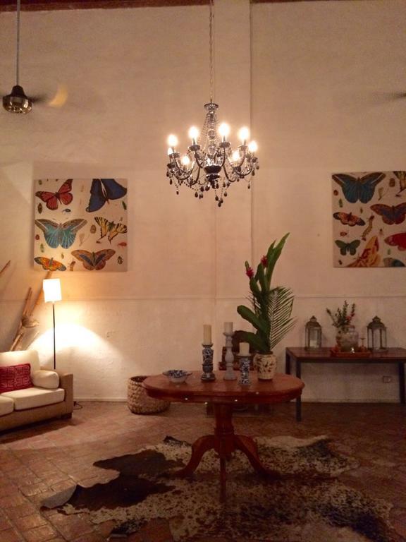 Portal De La Marquesa Hotell Mompos Exteriör bild Butterfly paintings